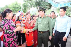 Lãnh đạo Bộ Công an dự Ngày hội đại đoàn kết toàn dân tộc tại phường Quyết Tiến, thành phố Lai Châu
