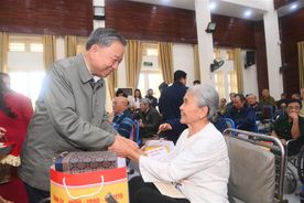 Đại tướng Tô Lâm thăm, chúc Tết, tặng quà các thương binh, bệnh binh tại Trung tâm Điều dưỡng Thương binh Thuận Thành