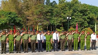 Thứ trưởng Nguyễn Văn Long dâng hương tri ân các Anh hùng - Liệt sĩ