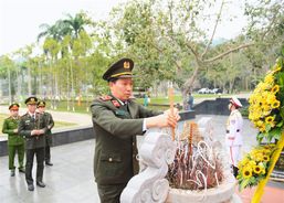 Đoàn đại biểu Đảng ủy Công an Trung ương, Bộ Công an dâng hương tại Khu di tích lịch sử Công an nhân dân