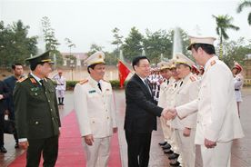 Chủ tịch Quốc hội Vương Đình Huệ thăm và chúc Tết Công an tỉnh Nghệ An