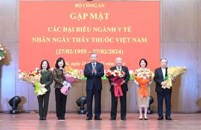 Gặp mặt các đại biểu ngành Y tế nhân kỷ niệm 69 năm Ngày Thầy thuốc Việt Nam