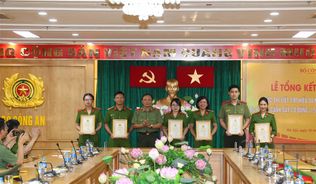 Trao giải Cuộc thi viết tìm hiểu 50 năm Ngày truyền thống lực lượng Cảnh sát cơ động