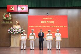 Nhiều tập thể, cá nhân có thành tích xuất sắc được khen thưởng tại Hội nghị sơ kết công tác công an 6 tháng đầu năm 2024