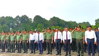 Đoàn công tác Bộ Công an dâng hoa, dâng hương tri ân các Anh hùng Liệt sĩ
