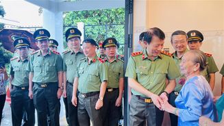 Bộ trưởng Lương Tam Quang thăm, tặng quà gia đình chính sách tại tỉnh Tây Ninh