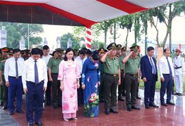 Đoàn đại biểu dự Hội thảo khoa học quốc gia tổ chức dâng hương tại Khu di tích lịch sử văn hoá quốc gia Cát Tường