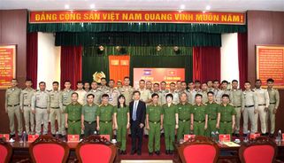 Cảnh sát cơ động Việt Nam huấn luyện sử dụng chó nghiệp vụ cho Cảnh sát Campuchia