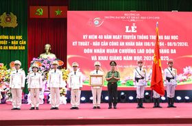 Trường Đại học Kỹ thuật – Hậu cần Công an nhân dân đón nhận Huân chương Lao động hạng Ba