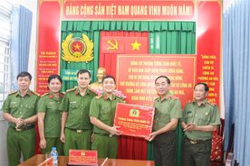 Thứ trưởng Trần Quốc Tỏ thăm, làm việc với Công an xã, phường tại TP Cần Thơ