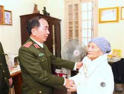 Thứ trưởng Trần Quốc Tỏ thăm hỏi, chúc Tết gia đình cố đồng chí Thứ trưởng Thường trực Phạm Tâm Long