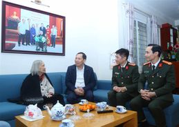 Thứ trưởng Lê Văn Tuyến thăm hỏi, chúc Tết thân nhân gia đình các đồng chí cố lãnh đạo Bộ Công an