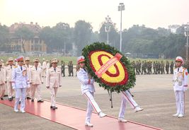 Đoàn đại biểu Công an xã, thị trấn và Lực lượng tham gia bảo vệ an ninh, trật tự ở cơ sở vào Lăng viếng Chủ tịch Hồ Chí Minh