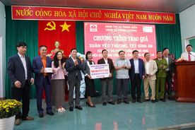 Thứ trưởng Lê Quốc Hùng trao quà Tết tặng bà con nhân dân xã Phong Điền