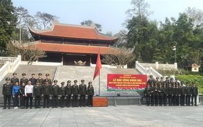 Đoàn đại biểu Cục Công nghiệp an ninh báo công dâng Bác tại Khu di tích K9