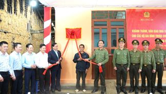 Thứ trưởng Phạm Thế Tùng dự Lễ khánh thành và bàn giao nhà mẫu tặng hộ nghèo trên địa bàn huyện Hòa An, tỉnh Cao Bằng