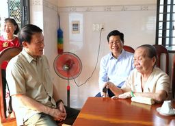 Bộ trưởng Lương Tam Quang thăm, tặng quà gia đình chính sách trên địa bàn thành phố Tây Ninh, tỉnh Tây Ninh