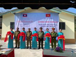 Kon Tum: Khánh thành và bàn giao trụ sở Công an bản giáp biên cho nước bạn Lào