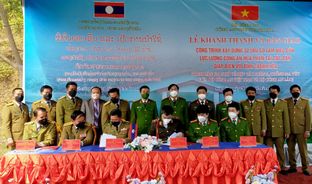 Công an tỉnh Thanh Hóa bàn giao 32 trụ sở làm việc cho Công an các bản biên giới tỉnh Hủa Phăn (Lào)