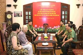 Thứ trưởng Đặng Hồng Đức tới thăm gia đình, thắp hương tri ân các đồng chí cố lãnh đạo Bộ Công an nhân dịp kỷ niệm 50 năm Ngày Giải phóng miền Nam