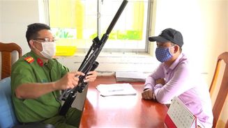 Hiệu quả trong công tác thu hồi vũ khí, vật liệu nổ ở Cà Mau nhờ làm tốt công tác vận động, tuyên truyền