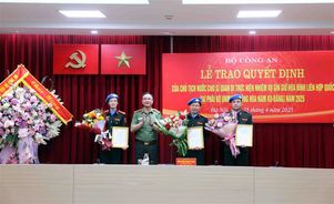 Trao Quyết định của Chủ tịch nước cho 03 sĩ quan đi thực hiện nhiệm vụ gìn giữ hòa bình Liên hợp quốc