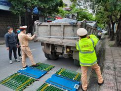 Hải Dương: Tăng cường xử lý xe quá tải ngay tại đầu mối bốc xếp hàng hóa