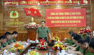 Thứ trưởng Lê Văn Tuyến kiểm tra công tác tại Trại giam Kim Sơn
