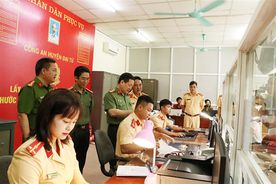 Ghi nhận kết quả tích cực trong ngày đầu triển khai phân cấp đăng ký biển số xe cho Công an cấp huyện, cấp xã