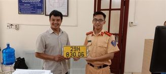Người dân phấn khởi khi được đăng ký xe tại trụ sở Công an xã