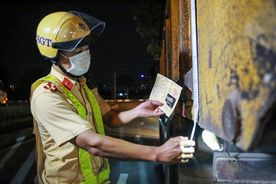 Xuyên đêm cùng lực lượng Cảnh sát giao thông Thủ đô xử lý xe quá khổ, quá tải