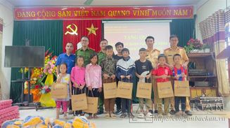 Đoàn viên thanh niên Công an Bắc Kạn tặng quà cho các em học sinh có hoàn cảnh khó khăn