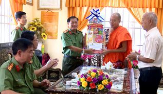 Công an tỉnh Bạc Liêu chúc mừng lễ Sen Đolta của đồng bào Khmer