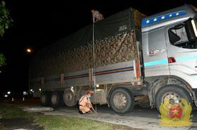 Cảnh sát giao thông Công an tỉnh Tiền Giang kiên quyết xử lý tình trạng xe quá tải, quá khổ