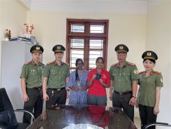 Công an Bắc Giang trao trả 2 công dân Ấn Độ quay trở về nước