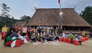 Mang Tết “ấm áp” về với đồng bào vùng cao biên giới Nam Giang