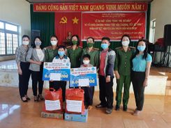 Chương trình “Mẹ đỡ đầu” của Hội Phụ nữ Công an Đắk Nông