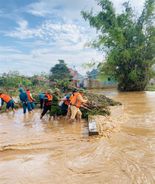 Công an huyện Lục Ngạn hỗ trợ người dân sau cơn lũ