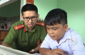 Tuổi trẻ Công an tỉnh Quảng Ngãi hỗ trợ học sinh khó khăn đến trường