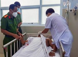 Thăm hỏi, động viên Trưởng Công an xã bị thương khi làm nhiệm vụ