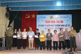 Cục Quản lý xây dựng và doanh trại tặng quà các gia đình chính sách có hoàn cảnh khó khăn
