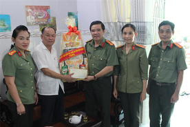 Công an tỉnh Kiên Giang thăm hỏi, tặng quà đối tượng chính sách, người có công với cách mạng