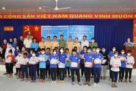 Trao quà tặng các em học sinh có hoàn cảnh khó khăn nhân dịp năm học mới