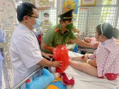 Tuổi trẻ Công an TP Hồ Chí Minh trao Trung thu yêu thương đến các bệnh nhi