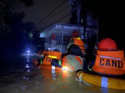 Trắng đêm vượt lũ đưa hàng nghìn người dân đến nơi an toàn