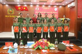 Hội Phụ nữ Công an Cụm thi đua số 9 ký kết giao ước thi đua