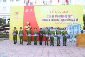 Quảng Ninh: Bàn giao 55 xe ô tô chuyên dụng cho lực lượng Công an xã
