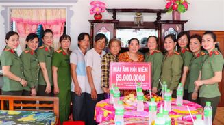 Hội Phụ nữ Cụm thi đua số 9 trao “Mái ấm hội viên” và tặng quà học sinh vượt khó