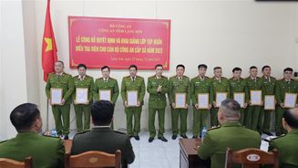 Trao Quyết định và tập huấn điều tra viên cho cán bộ Công an cấp xã