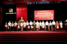 Công an tỉnh Vĩnh Phúc gặp mặt, tặng quà các đối tượng chính sách